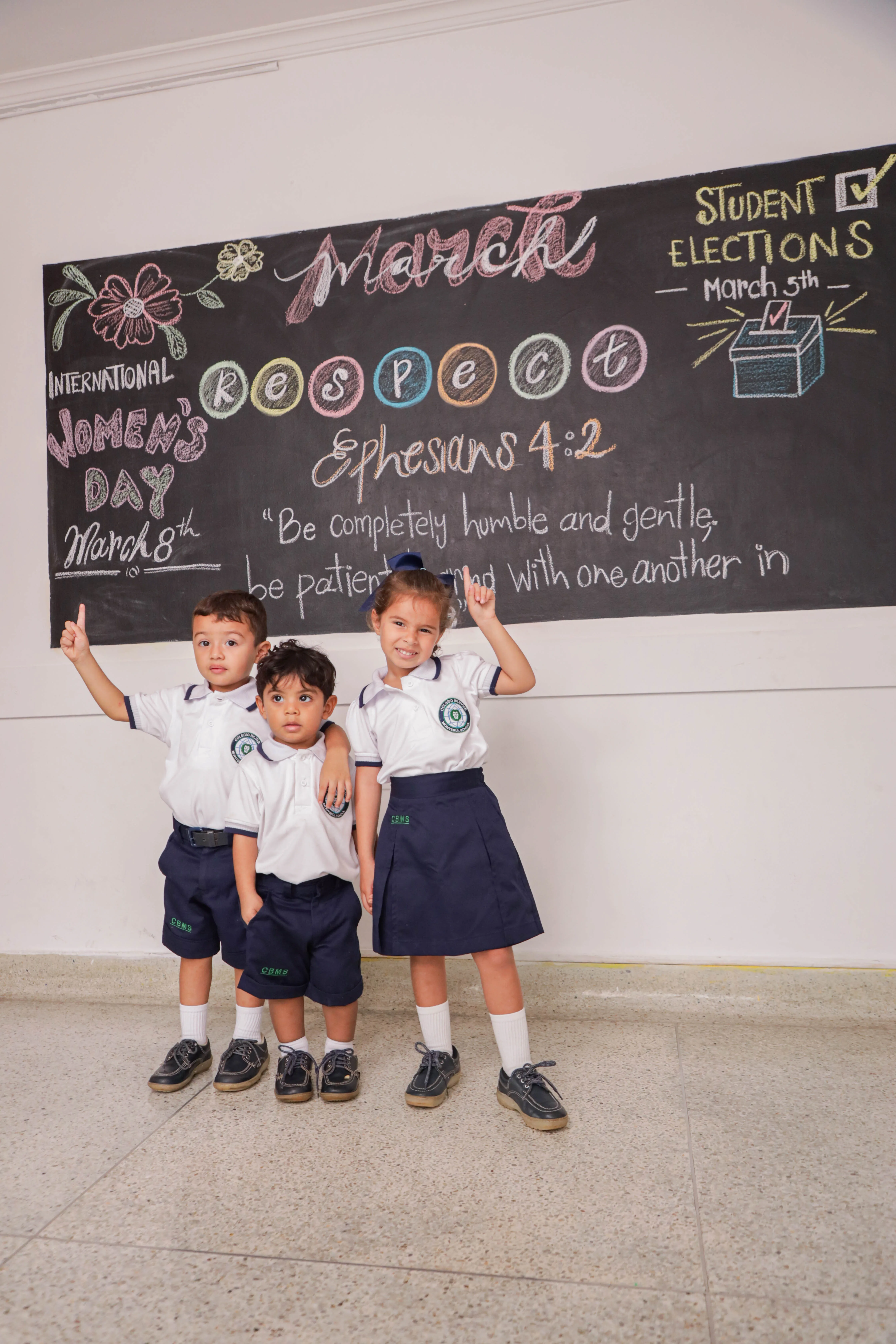 Niños de preescolar de Montería School en el aula, frente al tablero de la clase