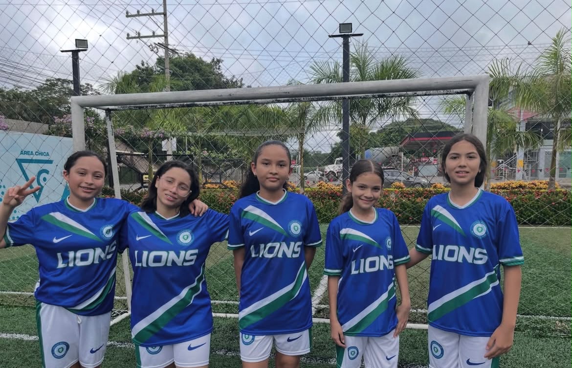Estudiantes de Montería School en una actividad deportiva o recreativa